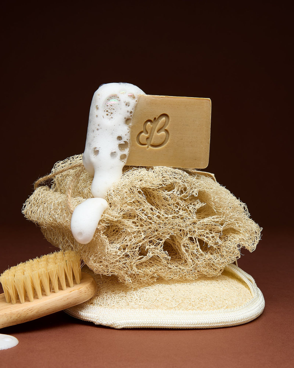 Savon d'Alep 35 % Laurier moussant dans la main, nettoyant doux pour peaux à imperfections — Al Bara