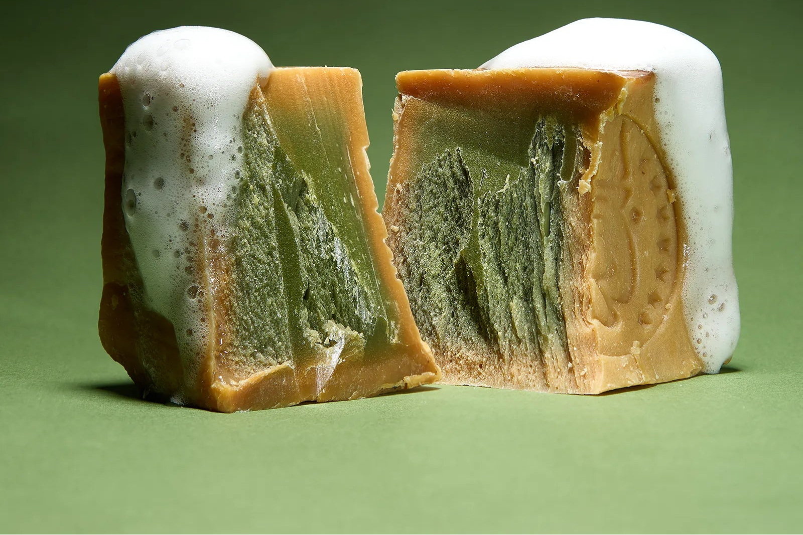 Savon d'Alep 35% Laurier coupé en deux, coeur vert intense huile de laurier avec mousse - Al Bara