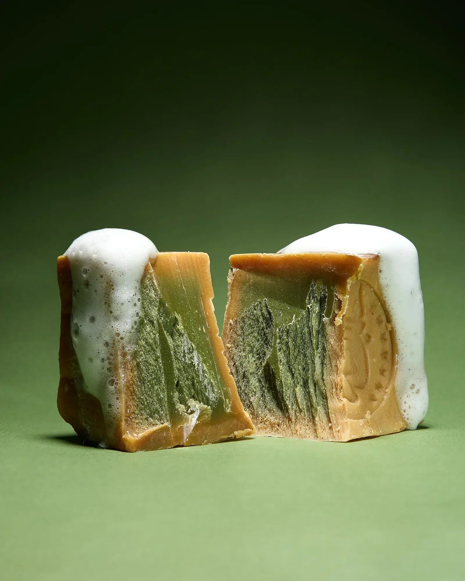 Savon d'Alep 35% Laurier coupé en deux, cœur vert intense huile de laurier avec mousse — Al Bara